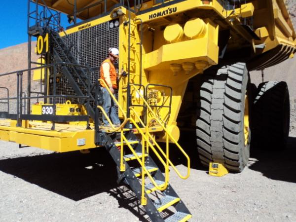 Komatsu 930E Truck Stair Down
