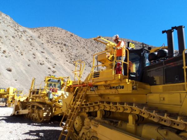 Komatsu D475 Dozer Ladder Down